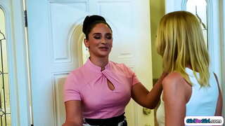 Gamay nga atngal blonde con artist nagpakaaron-ingnon nga usa ka big atngal milfs runaway anak-anak nga babaye ug makakaplag sa iyang kaugalingon sa pagkuha sa iyang mga balhiboon pussy nanagpanilap sa iyang stepmom