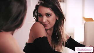 Peituda dominante chefe quer vê-la apertado morena funcionários seios rosados, se ela quer manter o seu emprego.Ela define ela de joelhos para lamber sua buceta