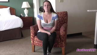 Big Tit MILF chupa e fode com dois caras na audição