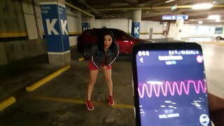 возбужденная кыз теребит пальцами үз киску бу парковке сәүдә үзәге