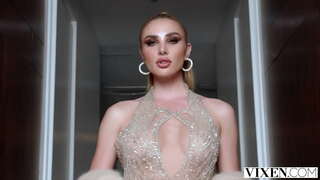 VIXEN Fermoso bebé foda en quente lesbianas trío