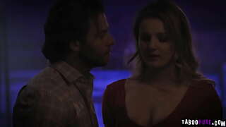 Секси маце Елиза Эвс позволи на зрялата жеребцу набута в сладка кифла си пулсиращ член