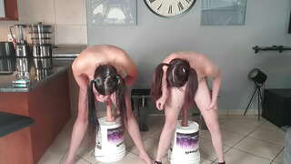 2 nakahubad, maliit na suso, brown ang buhok, brown ang parehong paggawa ng dildo maglupasay fuck hamon sama-sama | dildo sumakay