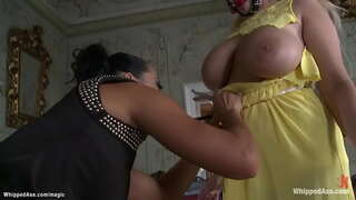 Esmer küçük dominatrix Sandra Romain kamçı büyük göğüsler uzun boylu sarışın çek lezbiyen köle Melek Wicky sonra anal sikikleri onu içinde halat esaret ile kayış üzerinde horoz