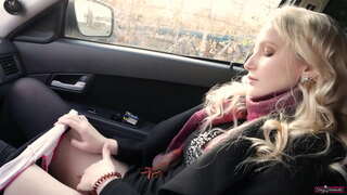 Estudante rapaza berros en voz alta como cums despois masturbando seu bichano.