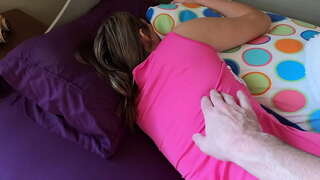 Athair faigheann leasiníon suas ar maidin le a coileach ollmhór