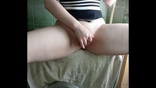 لڑکی ایک بڑی گدی کے ساتھ ایک orgasm ہو جاتا ہے پر واشنگ مشین اور ایک Vibrator