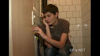 Хүү сууж ширтэнэ