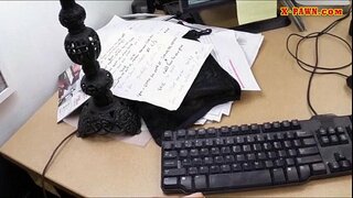 Stari dosežen dogovor z vročo poslovna ženska, za njo, da imajo denar,