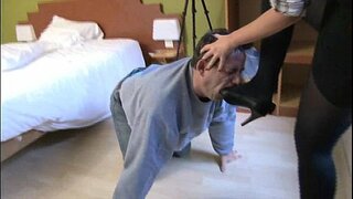 ���្ចាស់របស់នាងធ្វើឱ្យបុរសទាសករលិតរបស់នាងចំណែកខ្ពស់ស្បែកជើង