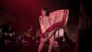 Dannie Diesel aka Danielle Colby voer met Bustout Burleske New Orleans