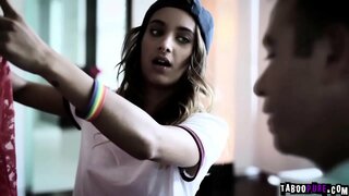 Chad gå inn på familys hus til stede i hånd Høre ham inn