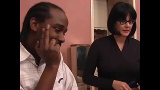 Tattoed MILF бяцхан хүүгийн нүдний шил эзлэв түүний pussy хатуу ebony дик