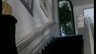 Прилично топло и примамливо русокоса бебе со голема jugs Brittney Skye направени пријателе преземање туш да се вежба неа