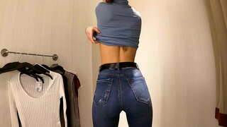 WOW! Vroče dekle z majhnimi joški jutranje t-shirt in bluze, v javnih slačilnici 4K 60Fps