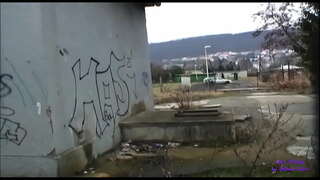 Tá an cailín an-horny agus ba mhaith léi go fuck a ceart ar shiúl, fiú ar an tsráid