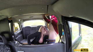 Ł�的出租车热宝贝霍莉亲吻传播她的双腿和吮吸阴茎