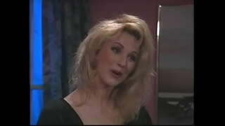 Meravellós rossa senyora xupa la polla i obté el seu color rosa cony cargolat en el negre sofà