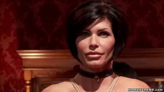 Flotte store bryster blonde MILF Cherie Deville sucks big cock så knepper ham, mens brunette MILF Shay Fox dele ham og sutter i den Øverste Etage party